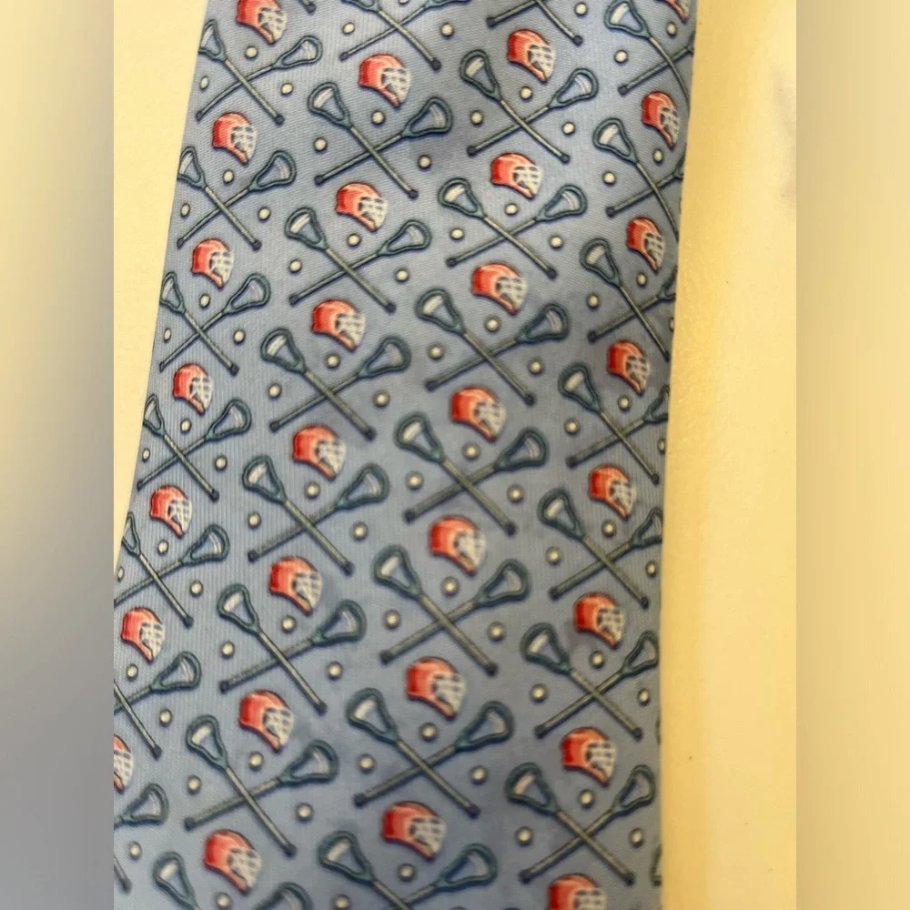 Vineyard Vines Light Blue Tie with Red & Navy Anchor Pattern